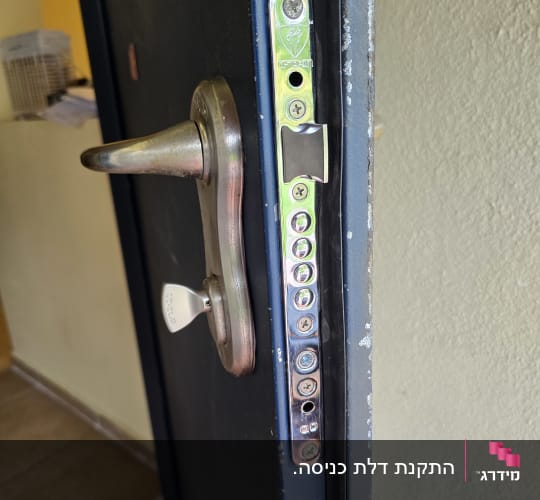 מנעול דלת מתכת עם ידית וכפתור נעילה